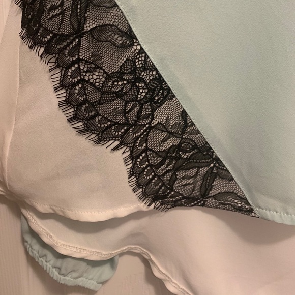 🍃Luxe NWT Colourblock Cutout Lace Blouse - Picture 6 of 7
